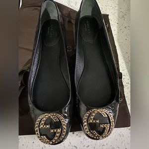 Gucci Flats comes with dust bag and box